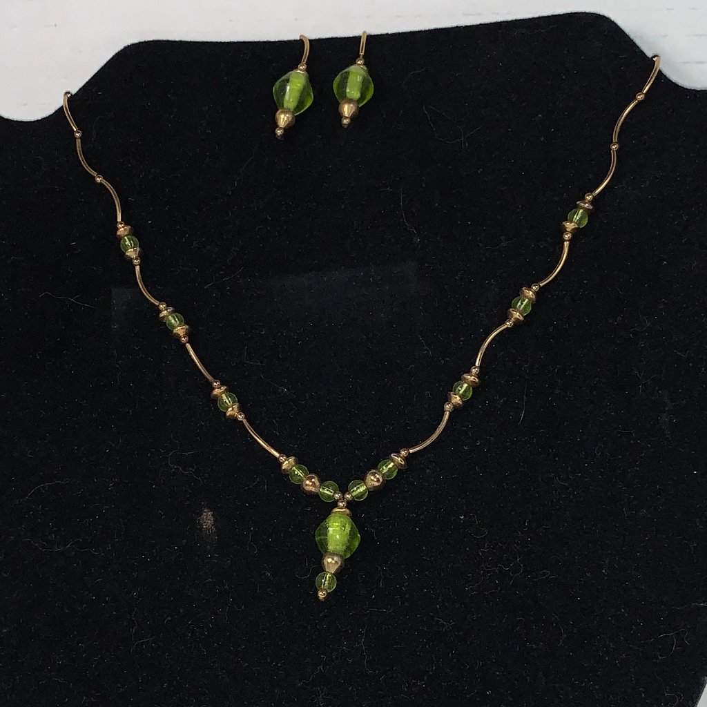 16 Green And Gold Necklace And Earring Set 23$